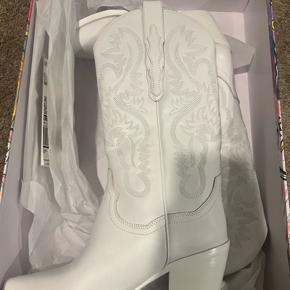 BRAND NEW Dagget Boot in White Combo
Jeffrey Campbell NWT - Picture 8 of 11